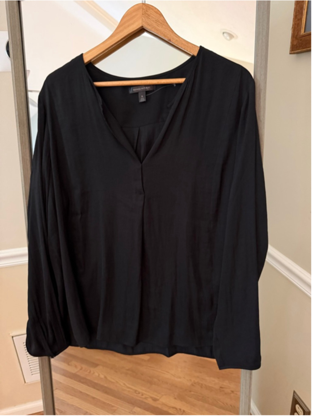Women's Banana Republic Black V-Neck Blouse XL